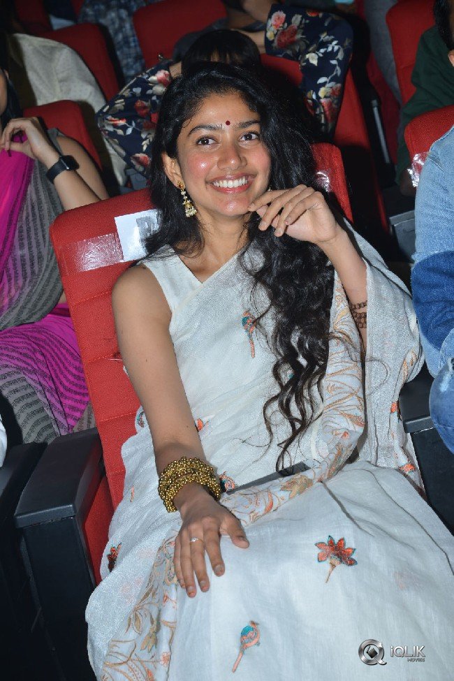 Sai-Pallavi-at-Padi-Padi-Leche-Manasu-Movie-Pre-Release-Event